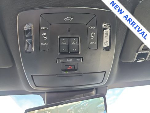 Used 2025 Toyota Sienna Platinum image 22