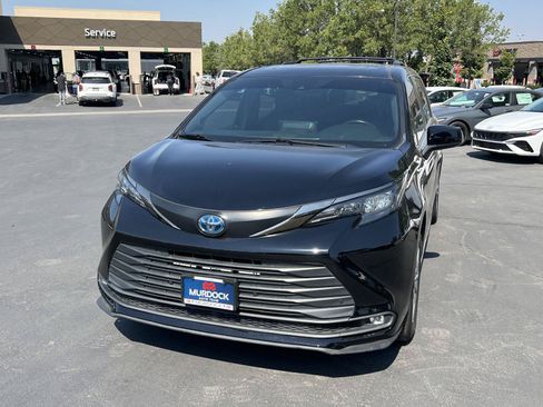 Used 2023 Toyota Sienna XLE Woodland Edition AWD/4WD image 2