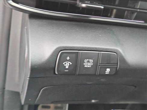 Certified 2025 Hyundai Elantra SEL FWD image 28