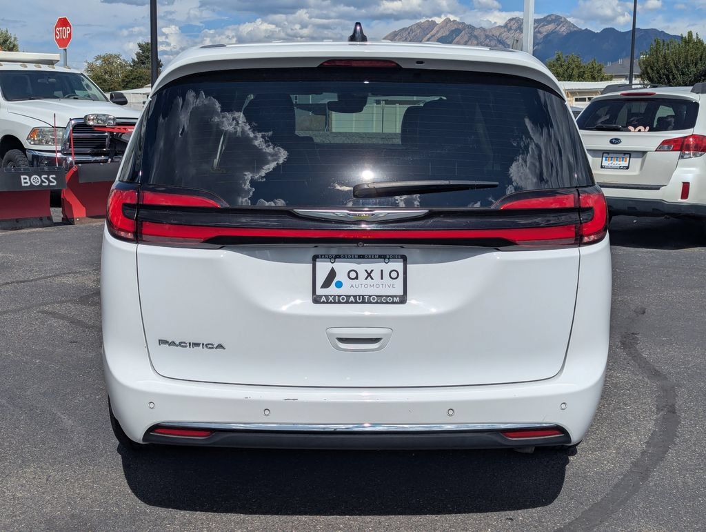 Used 2024 Chrysler Pacifica Touring-L FWD image 6