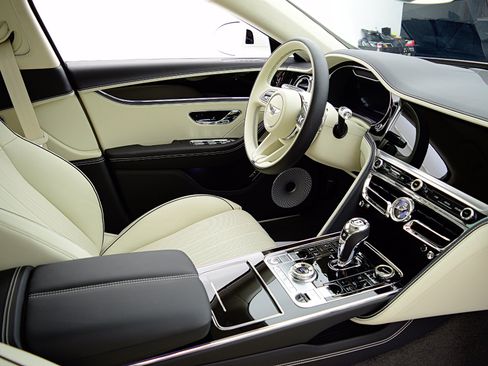 Used 2024 Bentley Flying Spur Azure AWD/4WD image 35