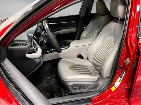 Used 2020 Toyota Camry SE w/ Blackout Package image 19