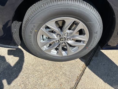 New 2026 Toyota Sienna XLE image 39