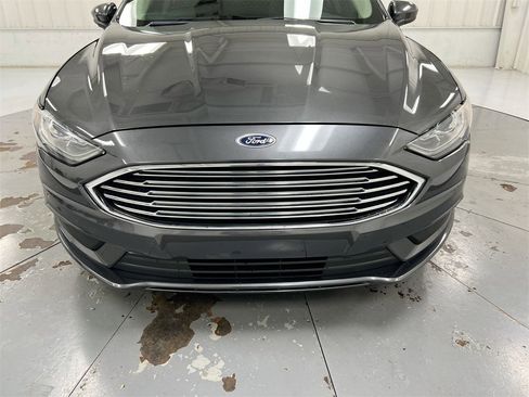 Used 2018 Ford Fusion SE w/ Fusion SE Technology Package image 28