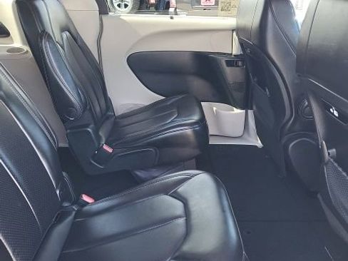 Used 2023 Chrysler Pacifica Touring-L FWD image 19