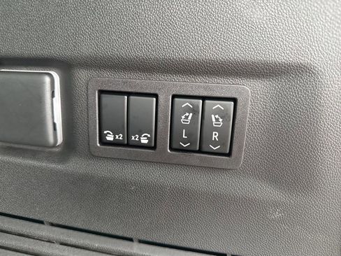 Used 2023 GMC Yukon XL AT4 image 33