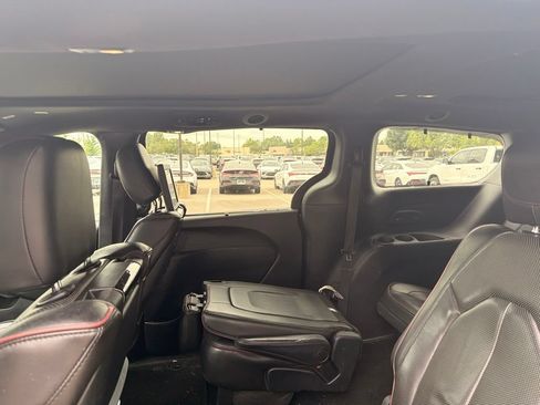 Used 2020 Chrysler Pacifica Limited FWD image 18