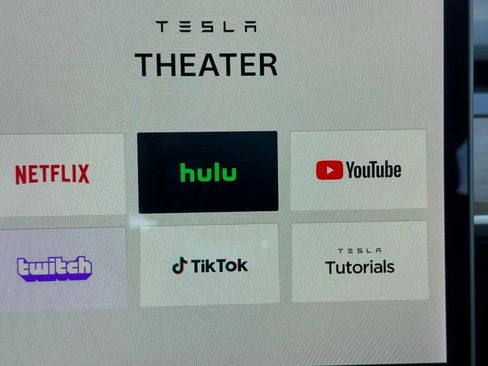 Used 2023 Tesla Model 3 Standard Range image 17