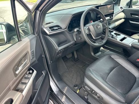 Used 2025 Toyota Sienna Limited FWD image 11