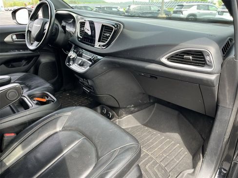 Used 2020 Chrysler Pacifica Touring-L image 29