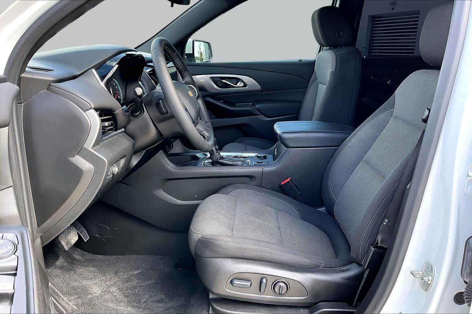 Used 2023 Chevrolet Traverse LT FWD image 15