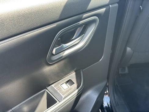 Used 2025 Nissan Rogue SV FWD image 24