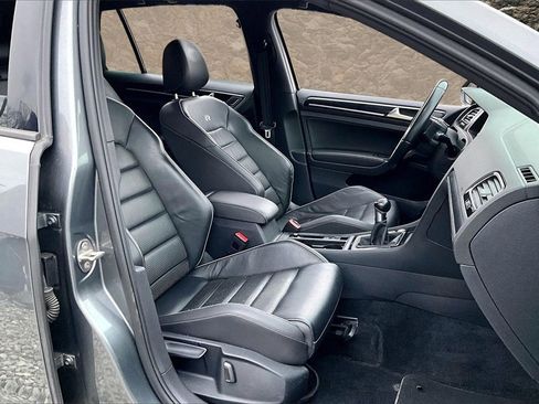 Used 2019 Volkswagen Golf R 4-Door image 7