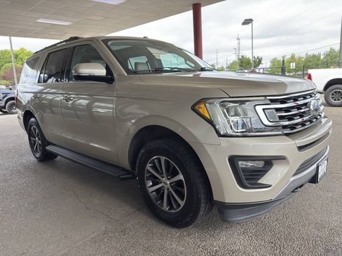 Used 2018 Ford Expedition XLT w/ Equipment Group 201A AWD/4WD image 2