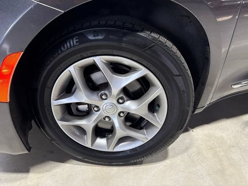 Used 2020 Chrysler Pacifica Limited FWD image 2