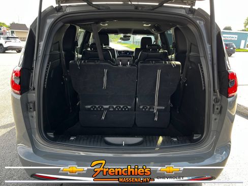 Used 2025 Chrysler Pacifica Select FWD image 5