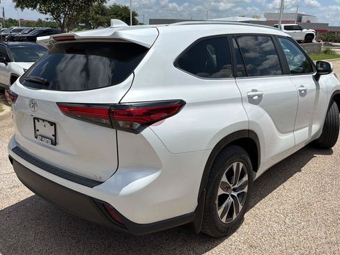 Used 2023 Toyota Highlander XLE FWD image 3