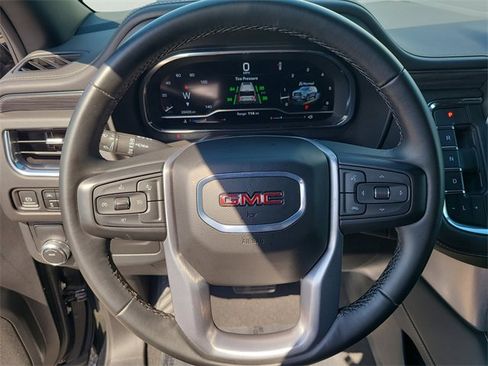 Used 2024 GMC Yukon XL SLT image 28