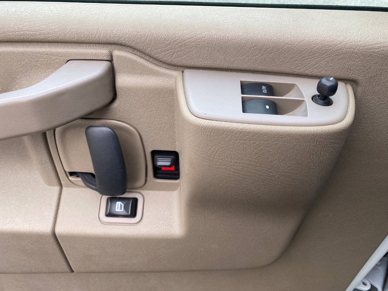 Used 2019 Chevrolet Express 2500 w/ Driver Convenience Package RWD image 12
