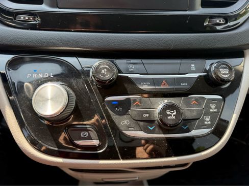 Used 2017 Chrysler Pacifica Touring FWD image 18