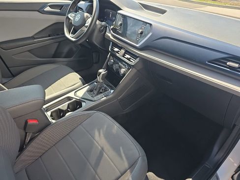 Used 2024 Volkswagen Taos SE image 15