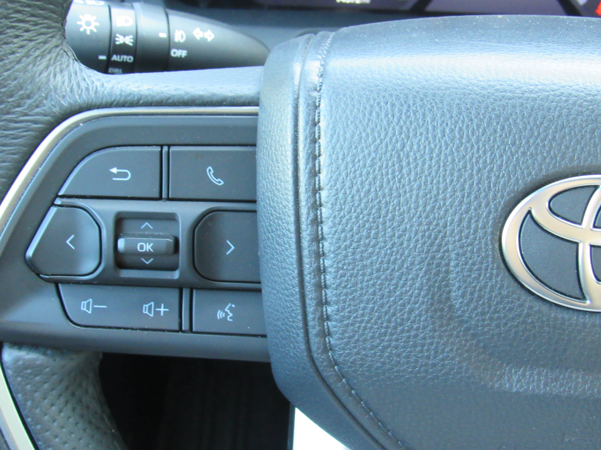 Used 2025 Toyota Tacoma TRD Sport w/ Blackout Package (GST) AWD/4WD image 19