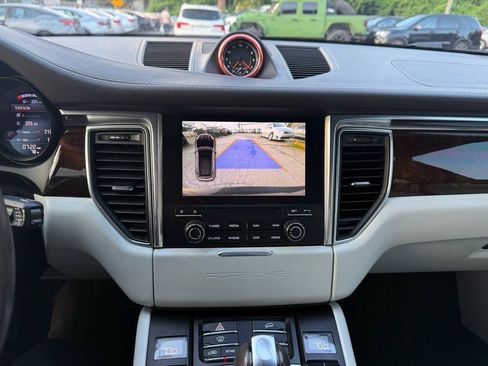 Used 2018 Porsche Macan Turbo AWD/4WD image 23