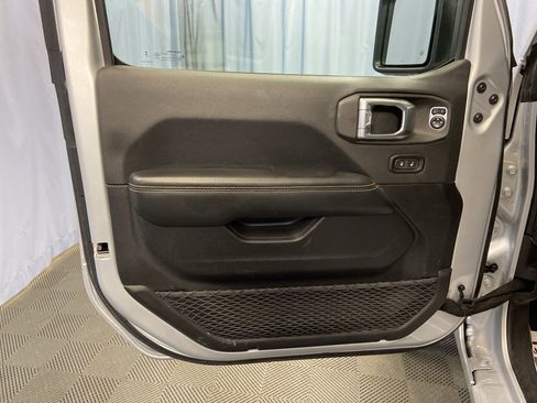 Used 2024 Jeep Wrangler Sahara image 11