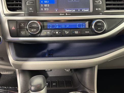 Used 2015 Toyota Highlander Limited w/ Driver Technology Package FWD image 18