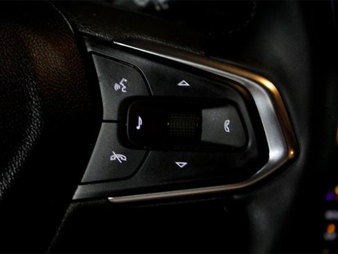 Used 2025 Chevrolet Trax LT w/ LT Convenience Package image 13