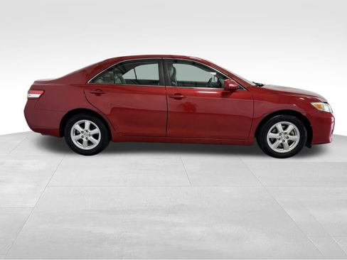 Used 2010 Toyota Camry XLE image 4
