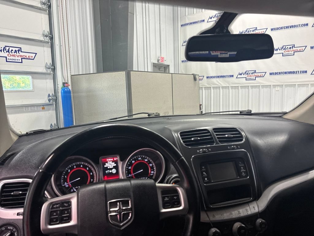 Used 2019 Dodge Journey SE w/ Connectivity Group FWD image 2