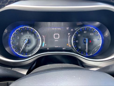Used 2024 Chrysler Pacifica Touring-L FWD image 25