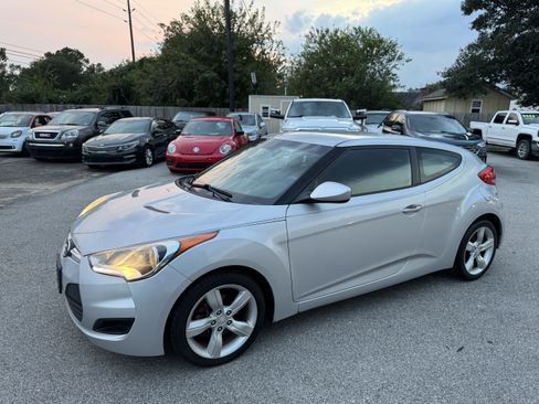 Used 2014 Hyundai Veloster image 3
