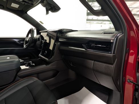 Used 2025 GMC Yukon XL AT4 w/ AT4 Premium Package image 25