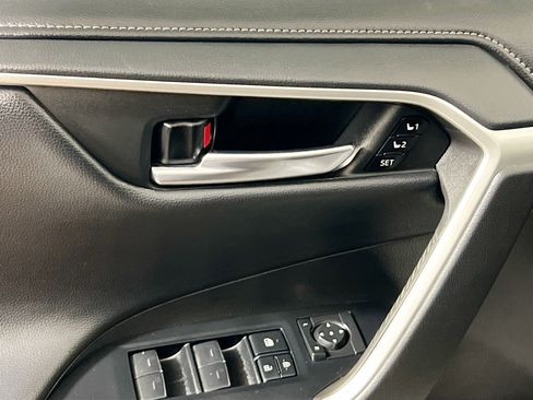 Used 2022 Toyota RAV4 Limited image 16