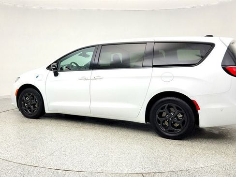 Used 2024 Chrysler Pacifica Limited FWD image 7