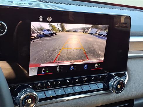 Used 2024 GMC Canyon Denali image 9