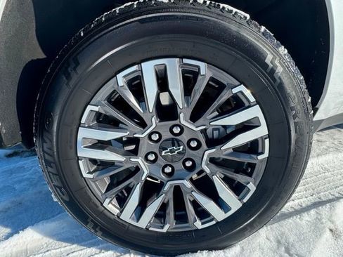 Used 2025 Chevrolet Suburban Z71 image 10