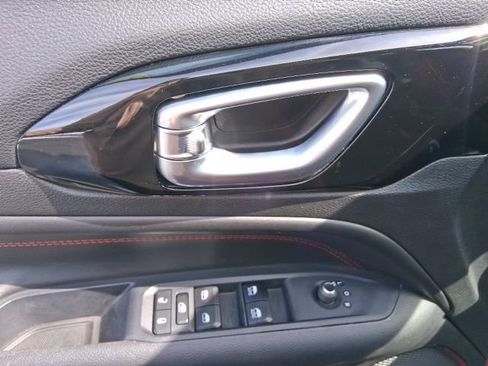 Used 2025 Jeep Compass Trailhawk image 14