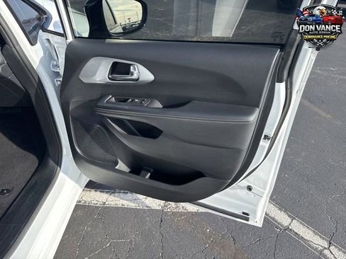 Used 2025 Chrysler Pacifica Limited FWD image 27