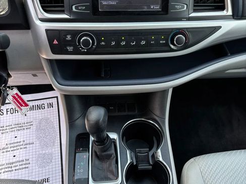Used 2017 Toyota Highlander LE w/ Carpet Mat Package FWD image 11
