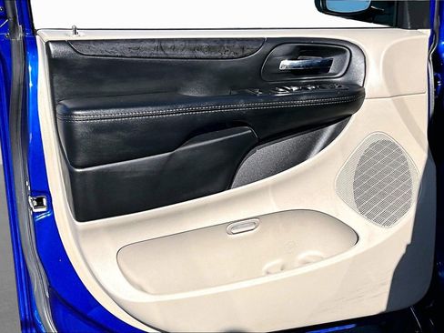 Used 2018 Dodge Grand Caravan SE w/ UConnect Hands-Free Group FWD image 17