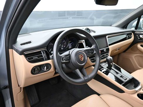 Certified 2025 Porsche Macan AWD/4WD image 4