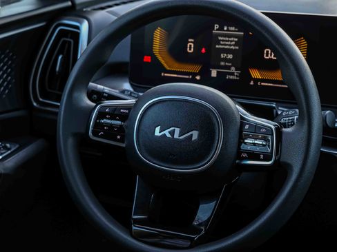 Used 2024 Kia Sorento LX image 9