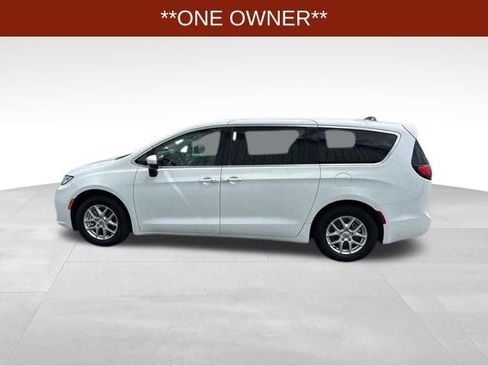 Used 2023 Chrysler Pacifica Touring-L FWD image 4
