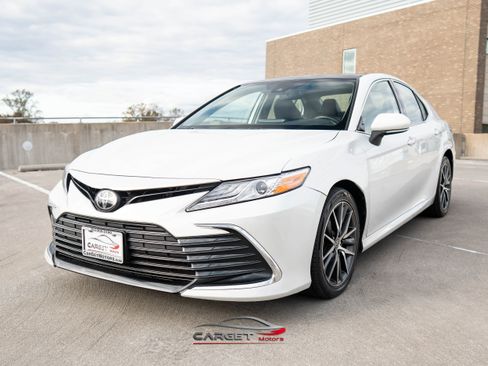 Used 2021 Toyota Camry XLE image 3