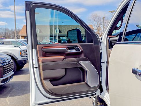 Used 2024 GMC Sierra 3500 Denali w/ Technology Package image 24