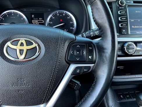 Used 2017 Toyota Highlander Limited Platinum FWD image 12