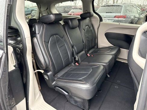 Used 2017 Chrysler Pacifica Touring-L image 11